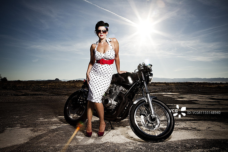 在摩托车上的性感女人图片素材