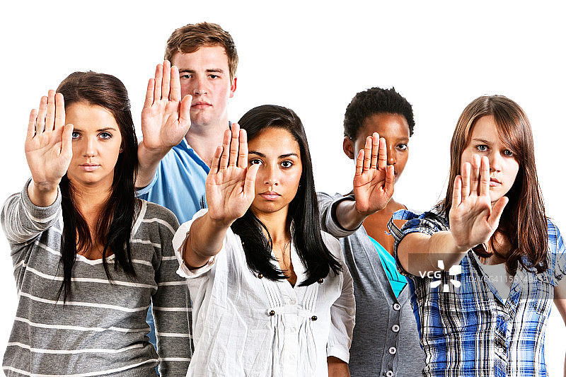 五位表情严肃的年轻人做停止手势图片素材