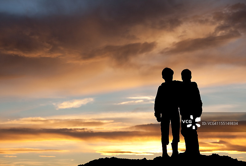 快乐的儿童观看日落图片素材