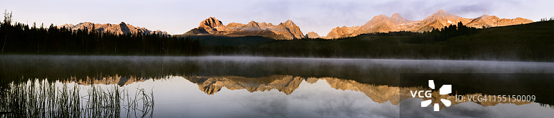 锯齿山日出图片素材