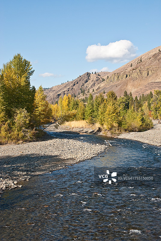 纳奇斯河的秋色图片素材