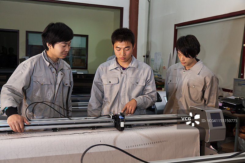 东亚工人操作打印机图片素材