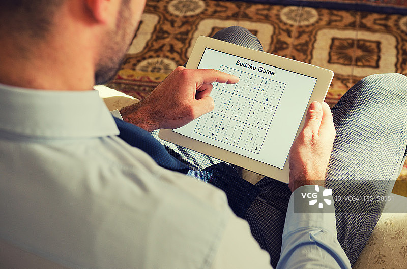 用数位板玩数独游戏图片素材