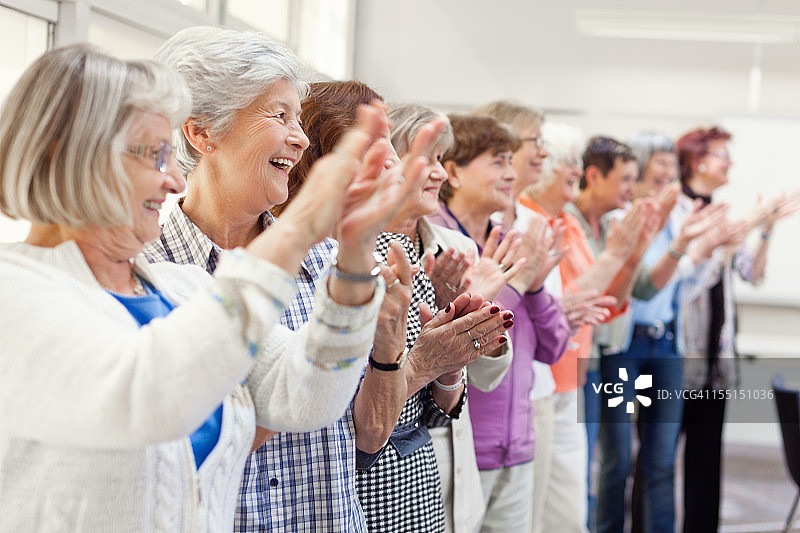 一群老年妇女在鼓掌图片素材