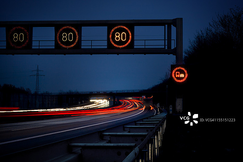 黄昏时分的公路长曝光图片素材