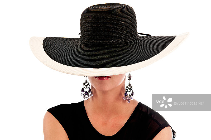 戴着遮住半张脸的大帽子的年轻女子图片素材