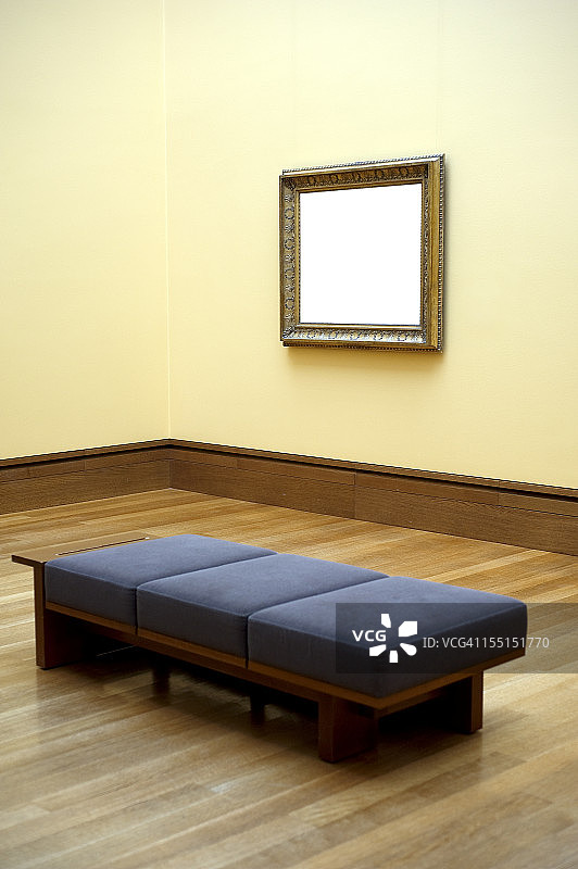 墙上的空画框图片素材