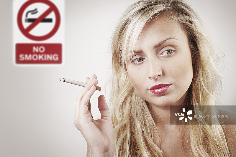 小女孩违反禁烟令图片素材