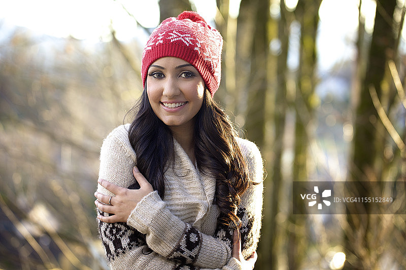户外穿着冬装的迷人年轻女人图片素材
