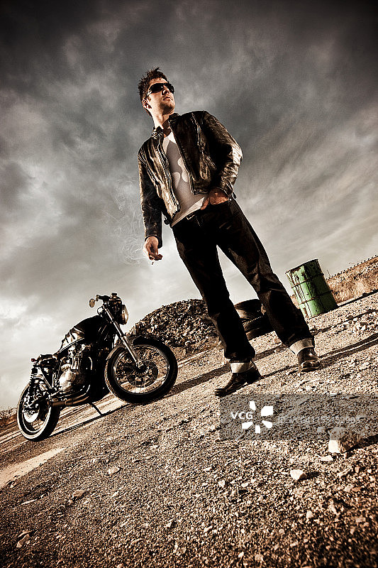 骑自行车的人和咖啡赛车图片素材