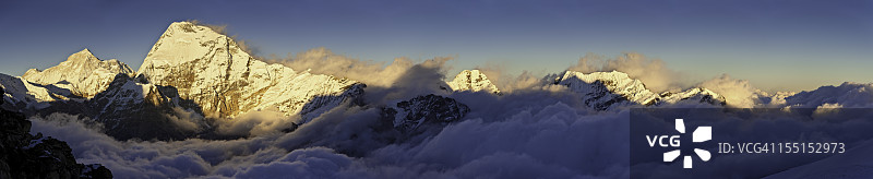 喜马拉雅山脉云层之上的金色雪峰日落图片素材