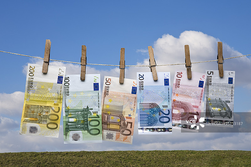 晾衣绳上挂着湿欧元钞票图片素材