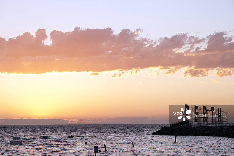 澳大利亚弗里曼特尔港日落景色，带有珀斯标志图片素材