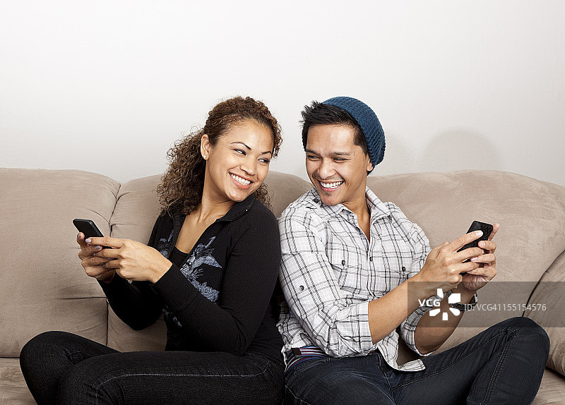 快乐情侣使用手机图片素材