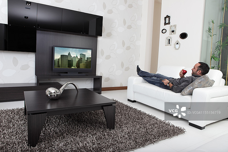 男人在看电视图片素材