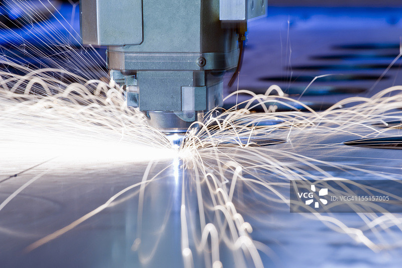 运行中带有火花的数控激光金属切割工具图片素材