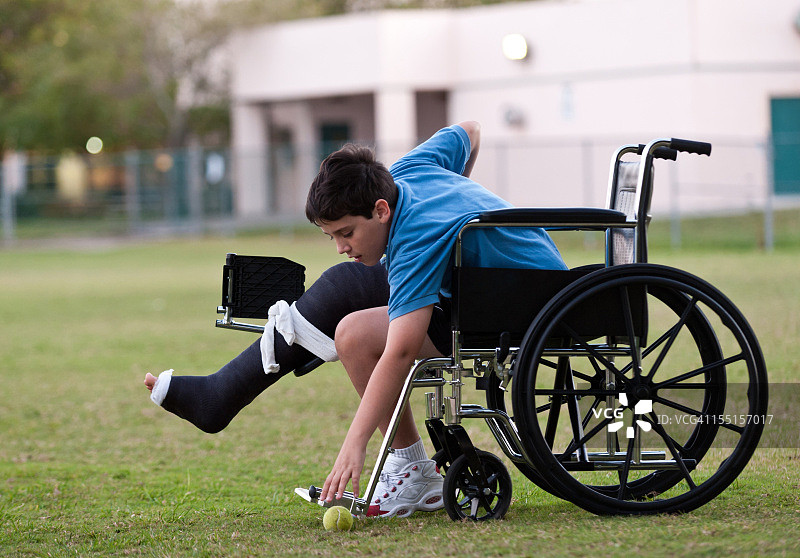 儿童试图捡起网球图片素材
