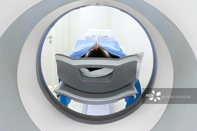 男子接受医学扫描（后视图）图片素材