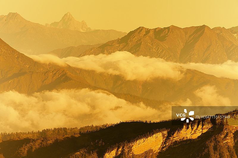 “牛背山”山顶日出图片素材