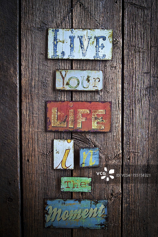 木质背景上的活在当下语录图片素材