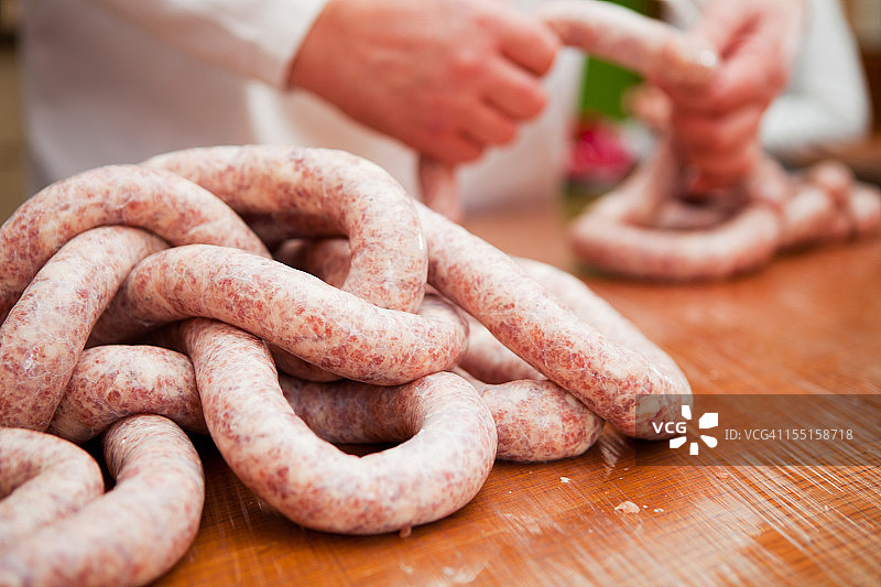 肉店师傅制作美味的斯洛文尼亚猪肉香肠图片素材