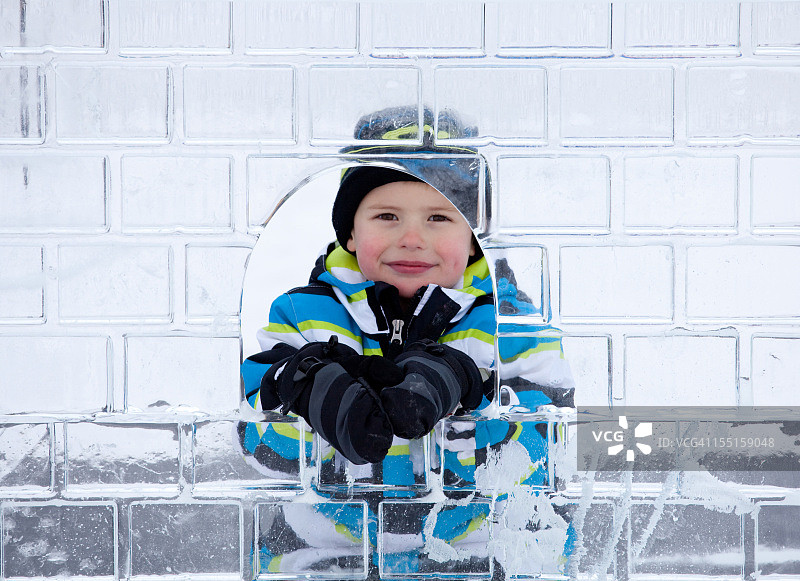 透过冰雕观看的白人男孩图片素材