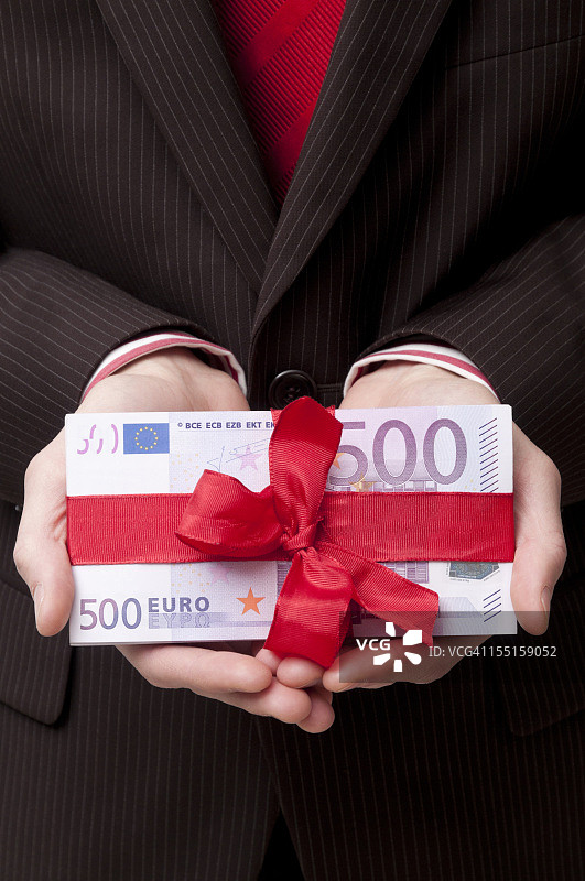 用红丝带捆扎的一叠500欧元纸币图片素材