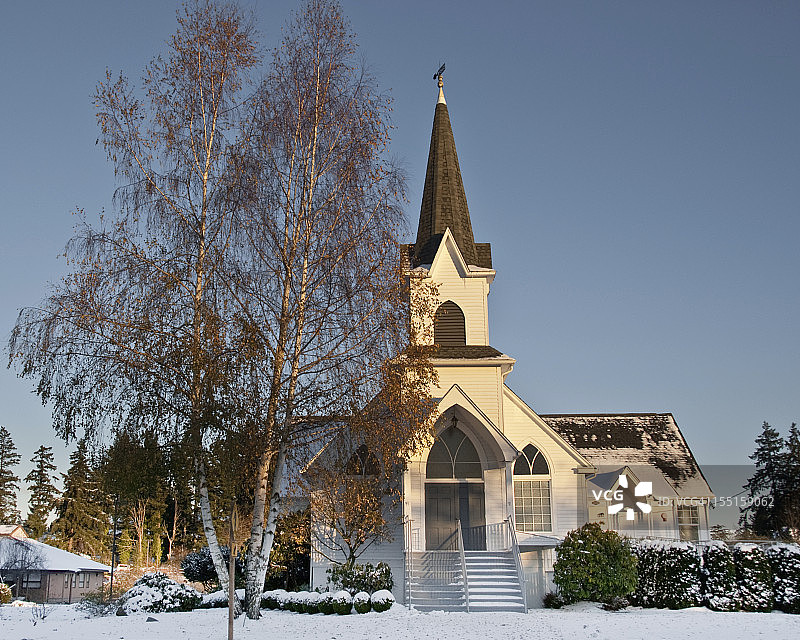 黄昏时分雪地里历史悠久的1904年教堂图片素材
