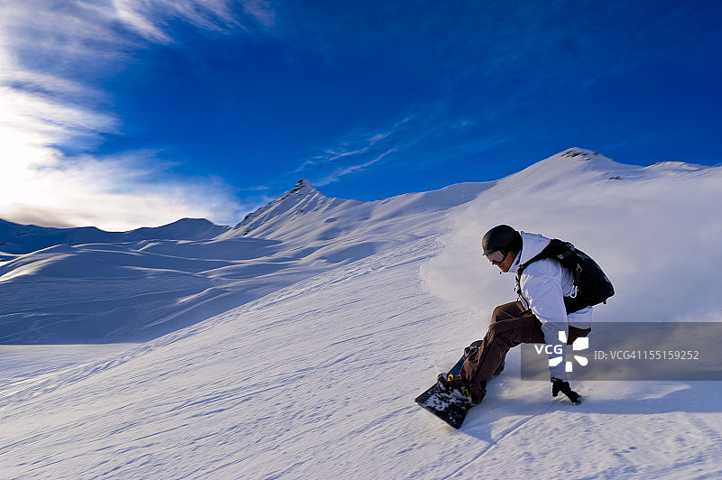 在粉雪中的年轻男人图片素材
