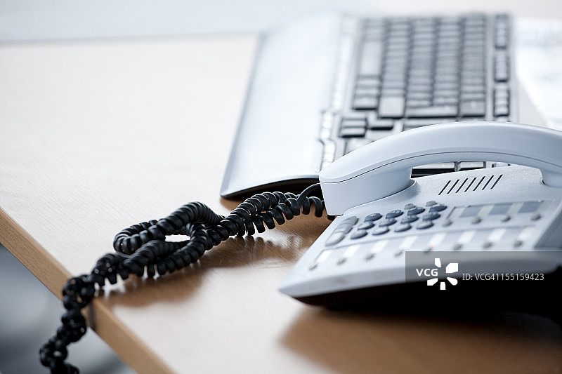 桌面上的手机和键盘图片素材