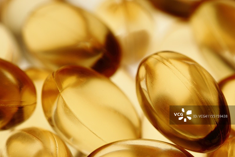 金色凝胶维生素Omega-3鱼油胶囊图片素材