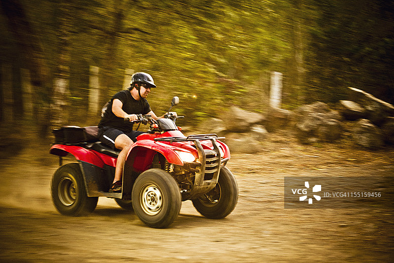 在哥斯达黎加驾驶四驱车图片素材