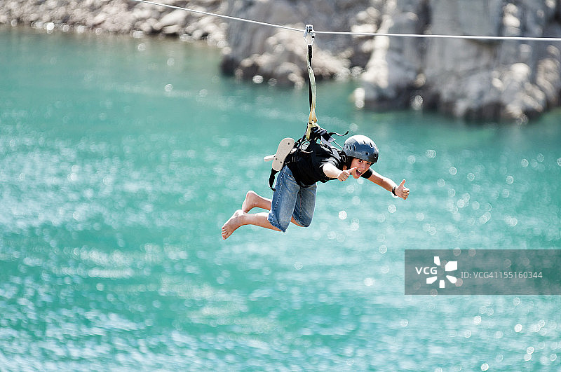 飞越带滑索的湖泊图片素材