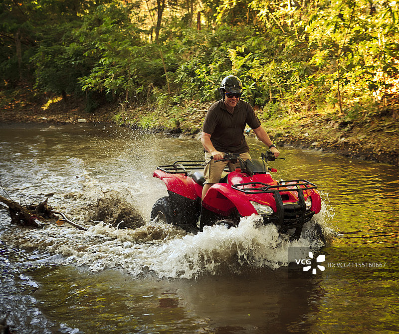 在哥斯达黎加驾驶四驱车图片素材