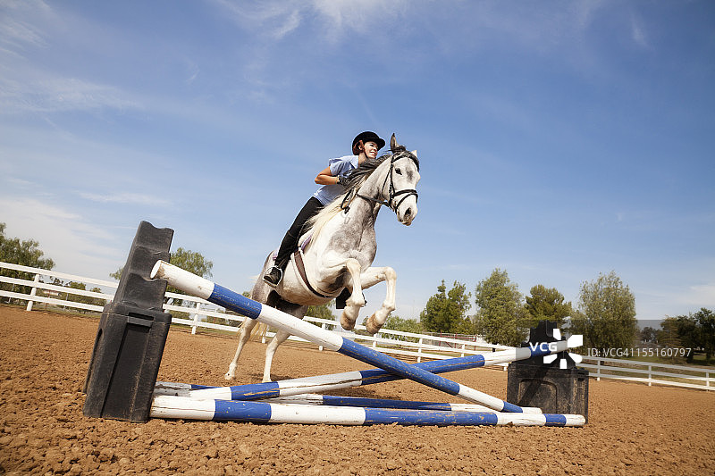 骑在马上的跳跃少女肖像图片素材