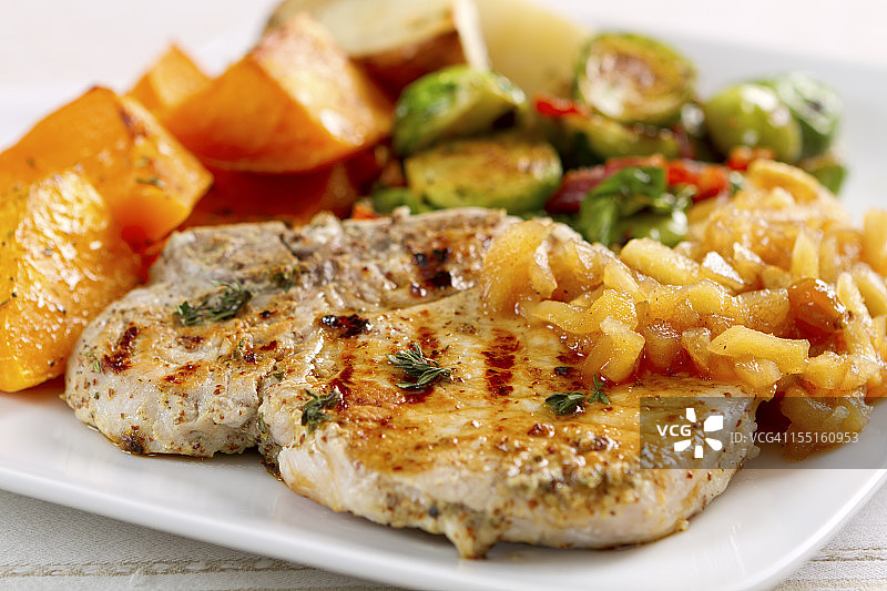 蒜香猪排配苹果酱图片素材