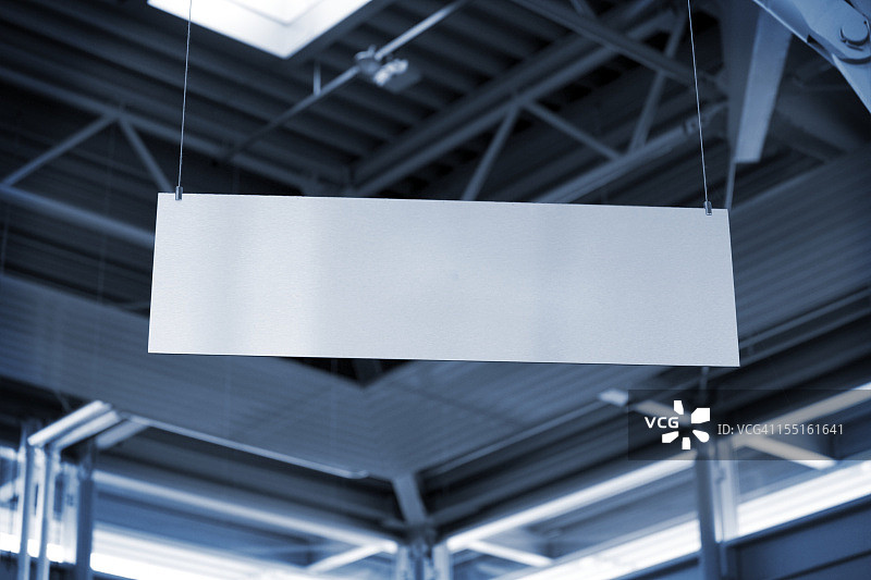 商务室内的悬挂式金属广告牌图片素材