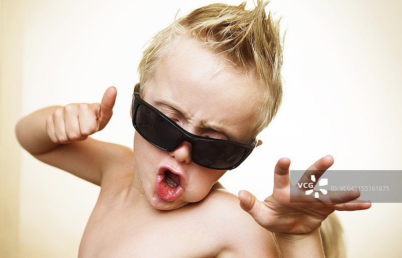 6岁儿童的摇滚明星梦图片素材