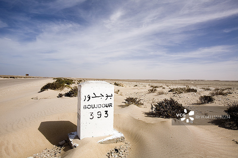 西撒哈拉沙漠公里标记图片素材