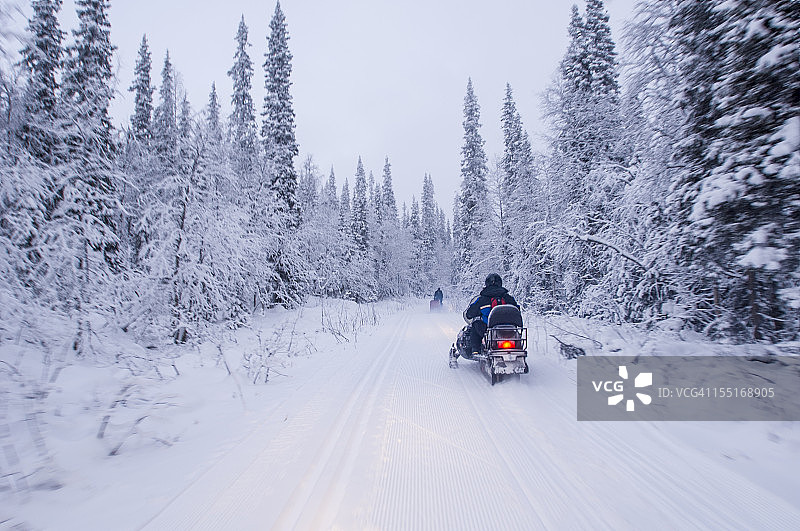 拉普兰小镇附近的雪地摩托之旅图片素材