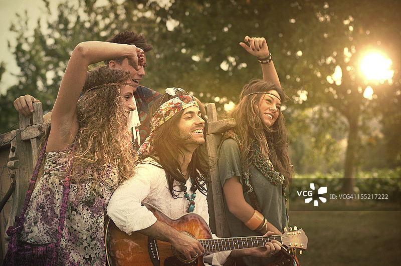跳舞和弹吉他的嬉皮士（70年代风格）图片素材