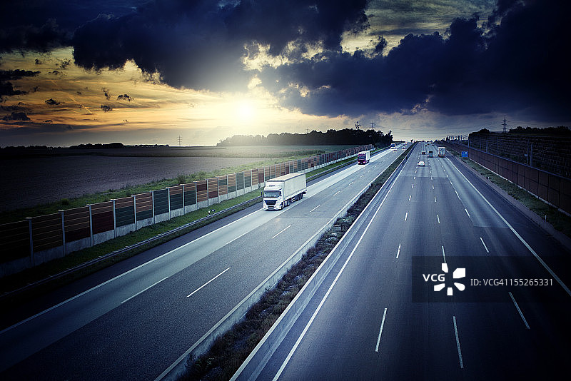 高速公路：黄昏时从桥上看到的景色，戏剧性的天空图片素材