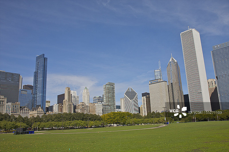 城市天际线前的草地公园图片素材