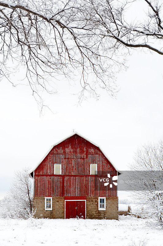 冬季雪地里的红色谷仓图片素材