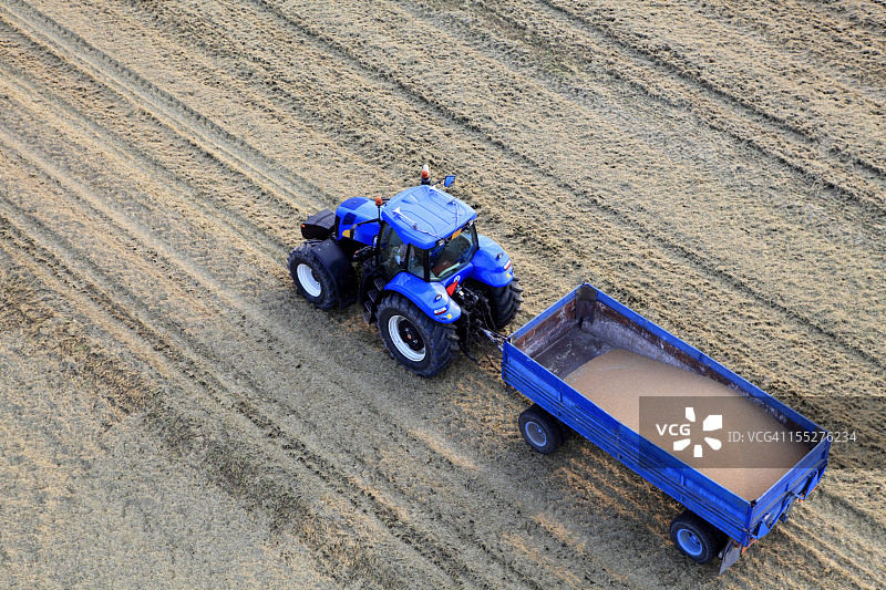 航拍：谷物丰收图片素材