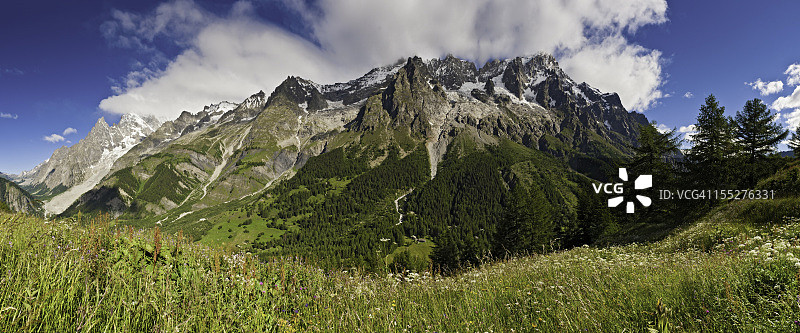 意大利大乔拉斯峰阿尔卑斯山脉田园夏季草地全景图片素材