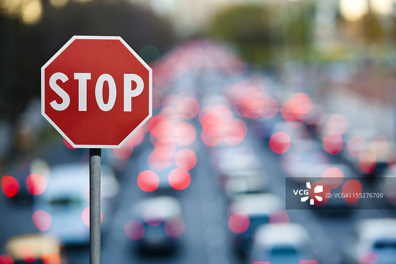 交通高峰期的停车标志、车辆图片素材