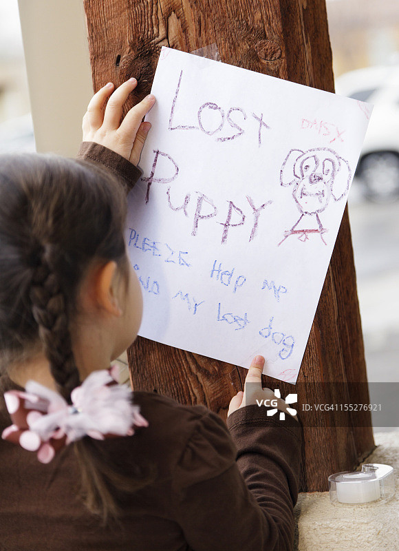 拿着寻狗启事的小女孩图片素材