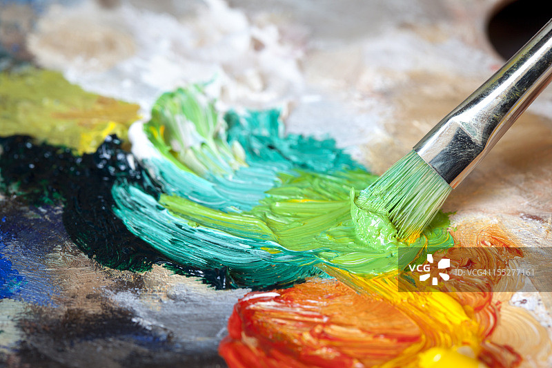 古典调色板上的油漆画笔图片素材