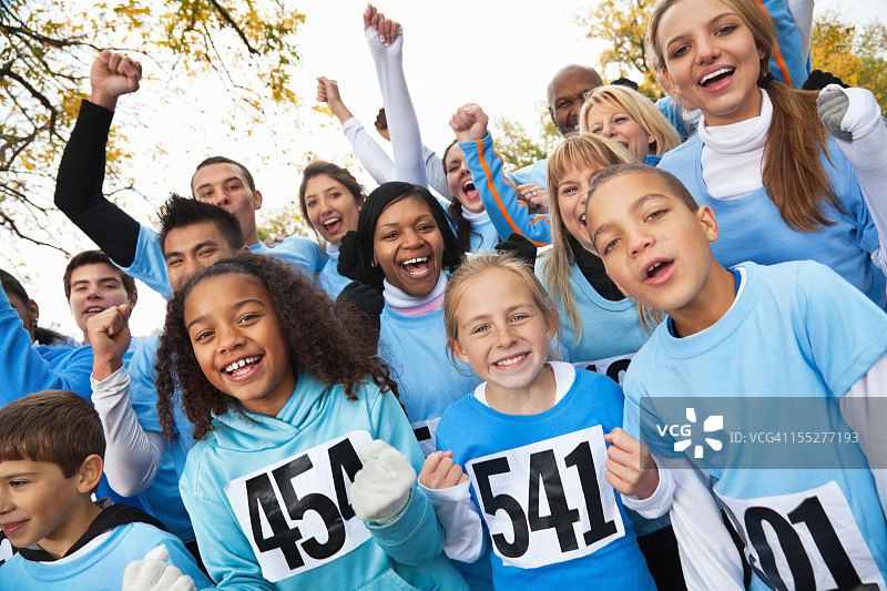 团队在慈善比赛活动中欢呼图片素材